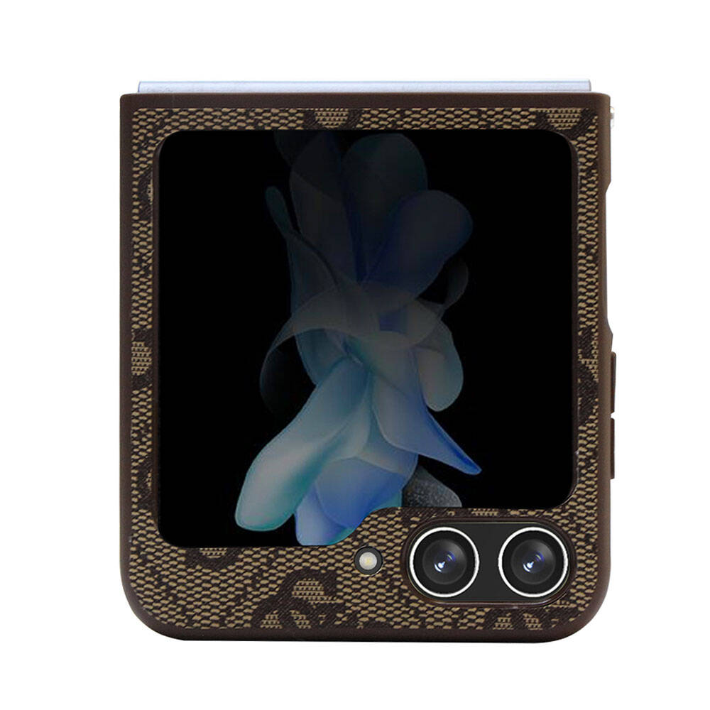 Guess Galaxy Z Flip 5 Kılıf Orjinal Lisanslı PU Deri Taşlı Üçgen Logo 4G Desenli Strass Telefon Kılıfı - 16 Guess Galaxy Z Flip 5 Kılıf Orjinal Lisanslı PU Deri Taşlı Üçgen Logo 4G Desenli Strass Telefon Kılıfı - 16